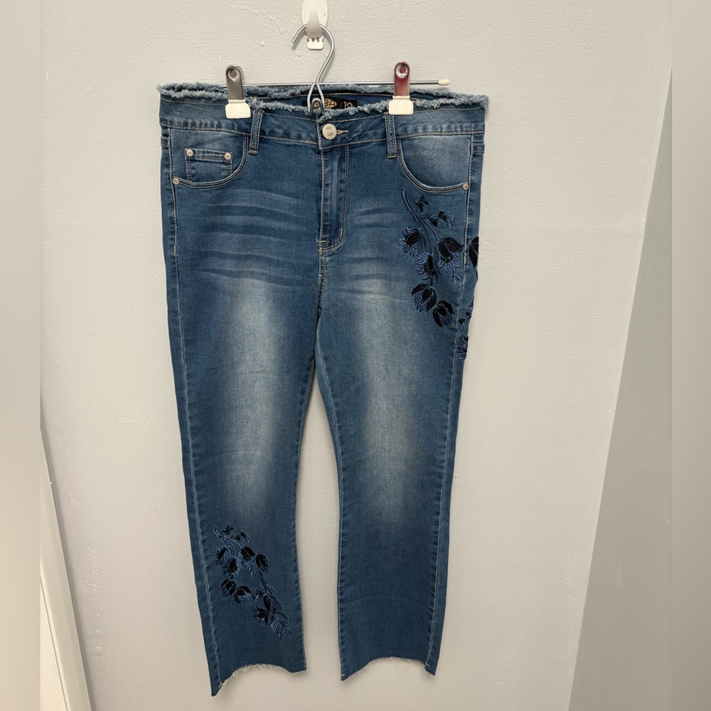BBA • Raw Hem Embroidered Jeans - Picture 5 of 7